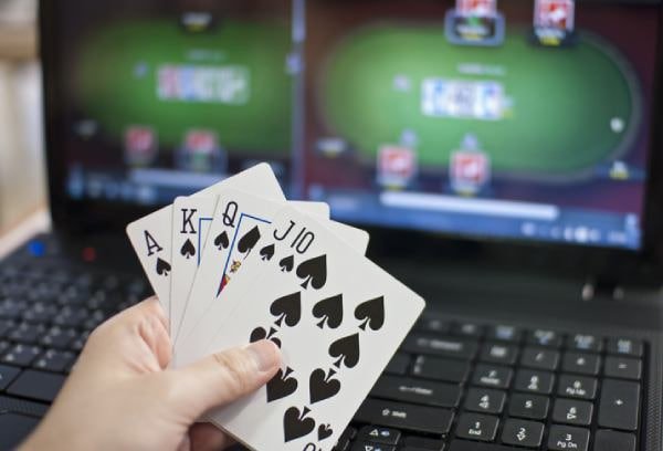 Live dealer at Lightning Baccarat table on lunar77